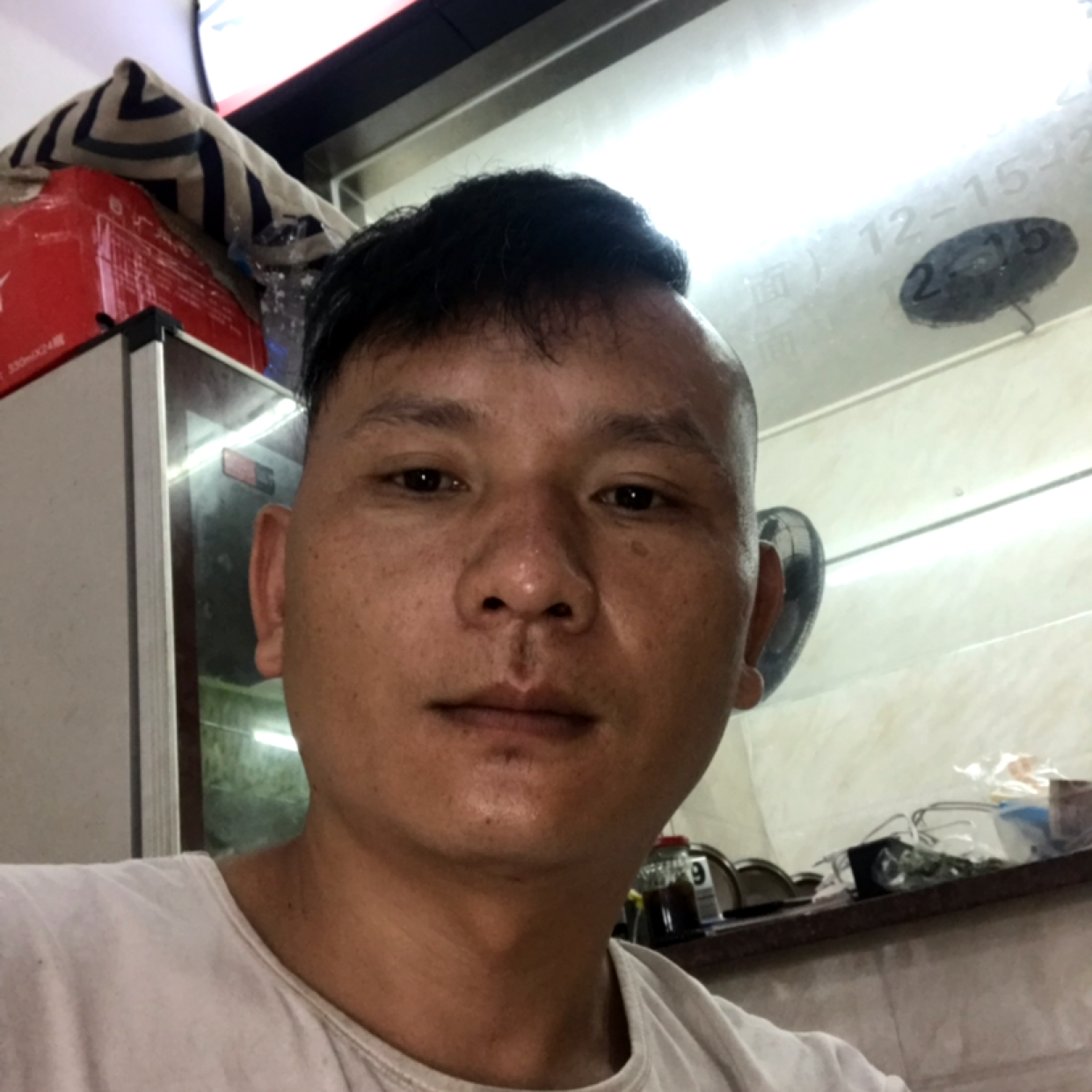 细心就鲜花的照片