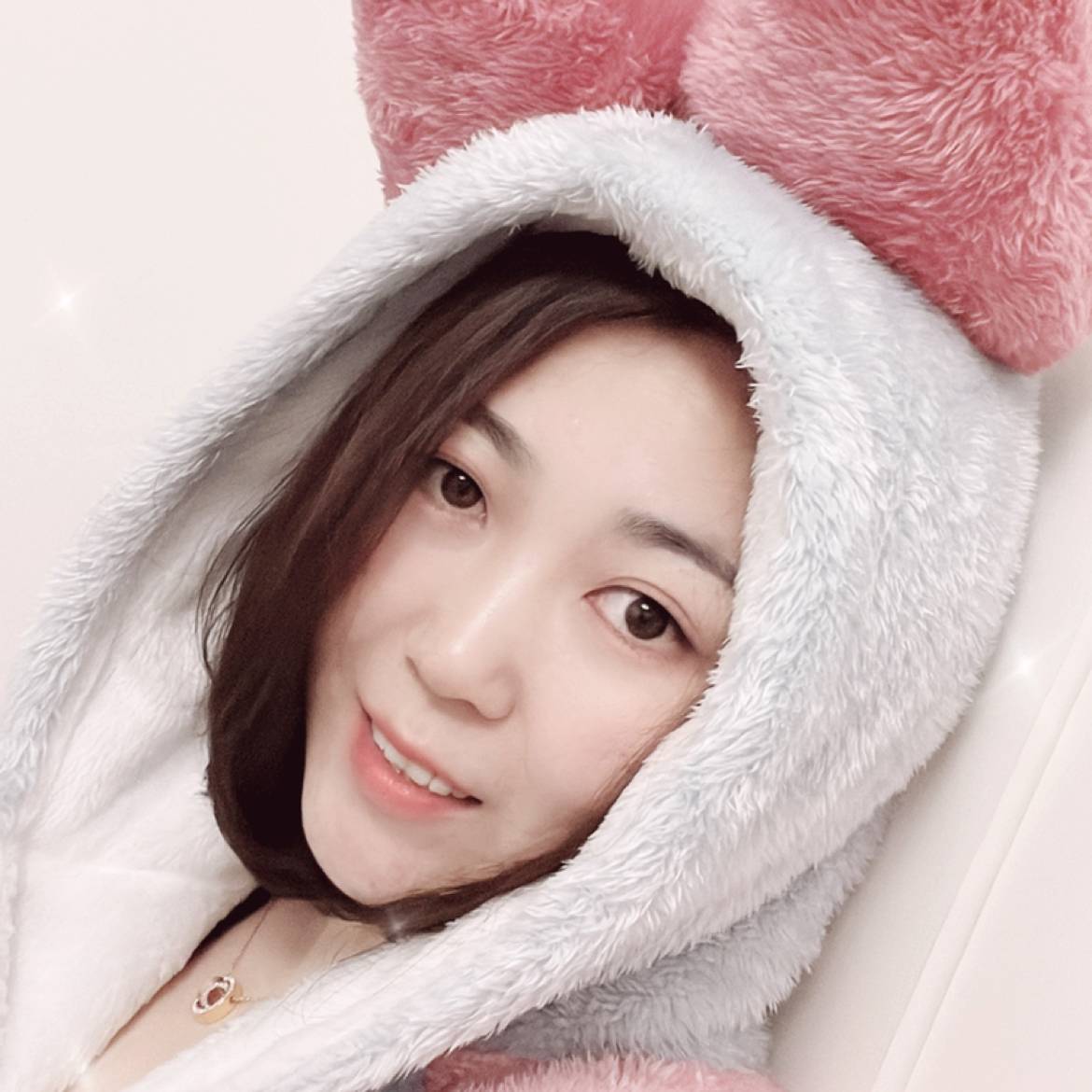 白猫漫步坚定的照片