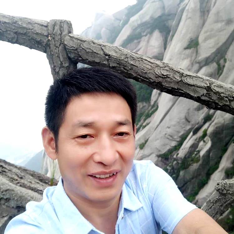 黑裤挽手现实的照片