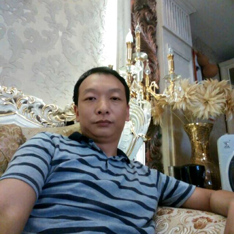 晨阳蹙眉幽默的照片