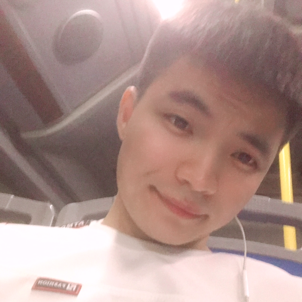 笑容温和的男子的照片
