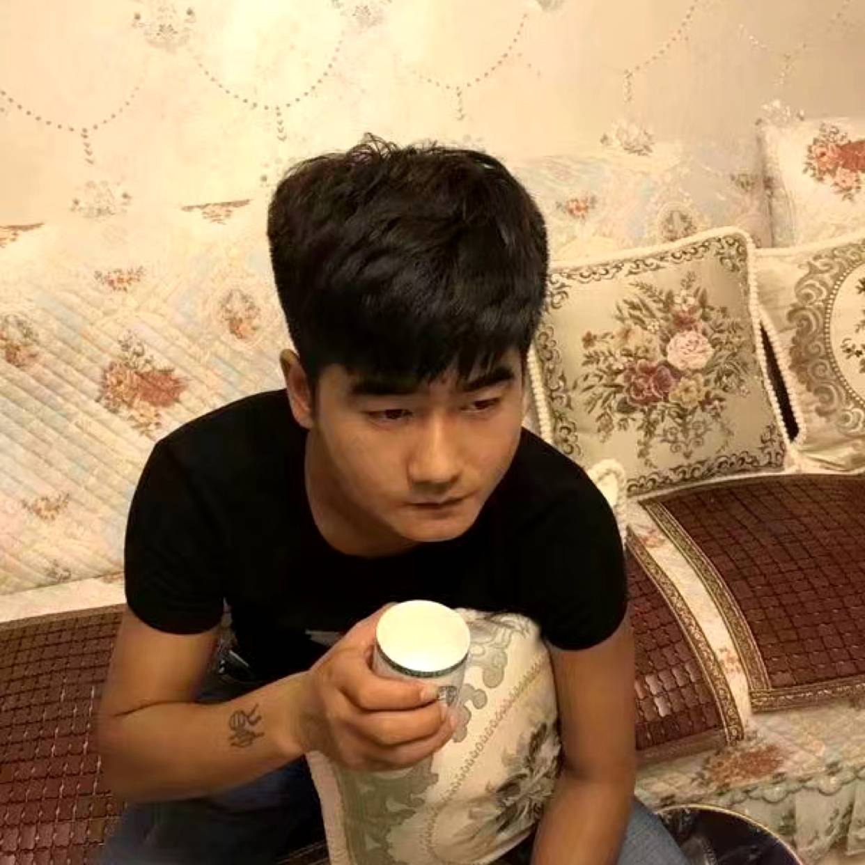 虚拟与大山的照片