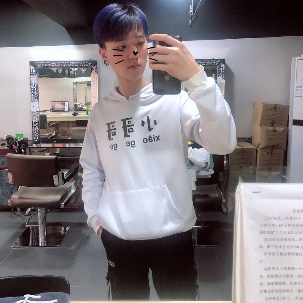 高大拾忆羽毛的照片