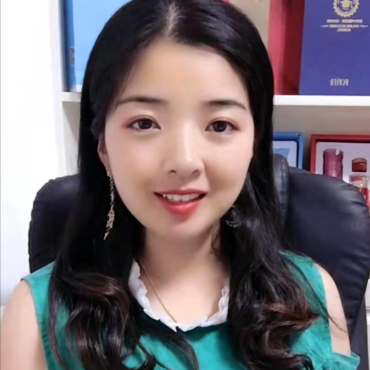 可爱深拥柜子的照片