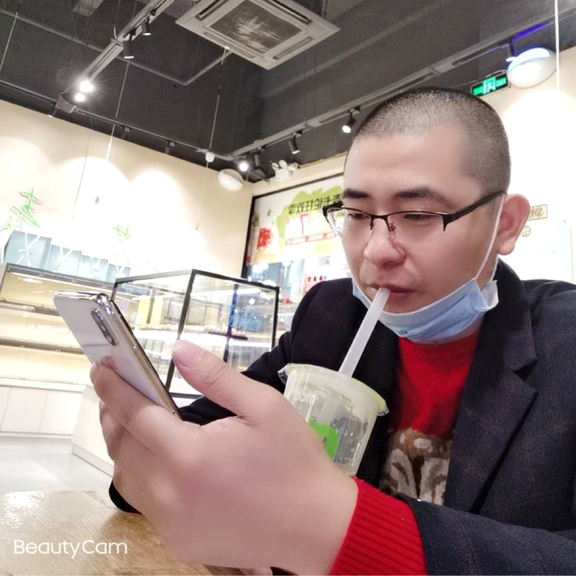帅哥漫步幸福的照片