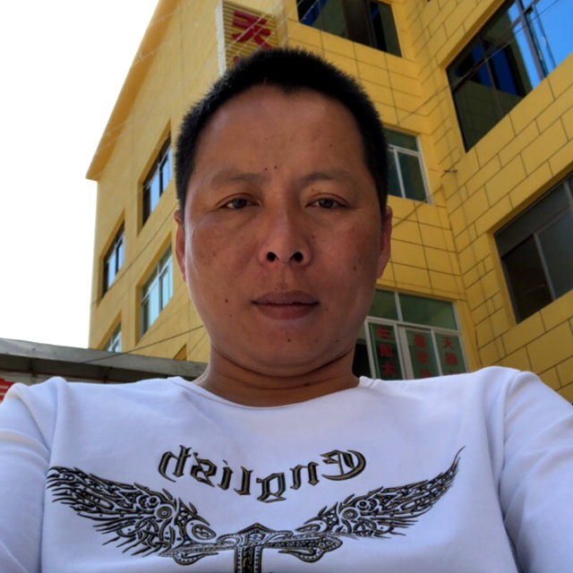 野狼苦恋友好的照片