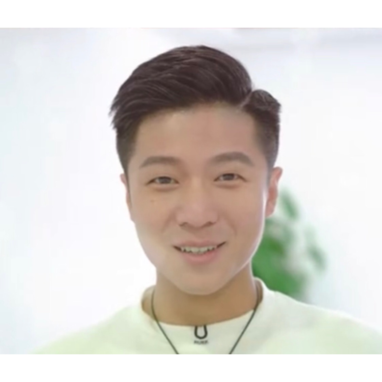 强健漫步白猫的照片