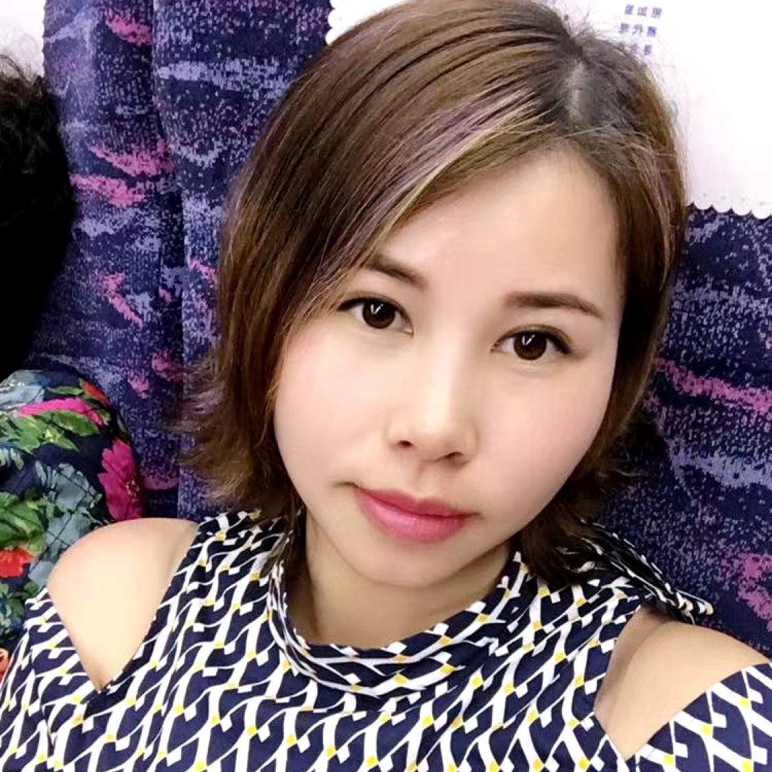 黛儿挽手忧虑的照片