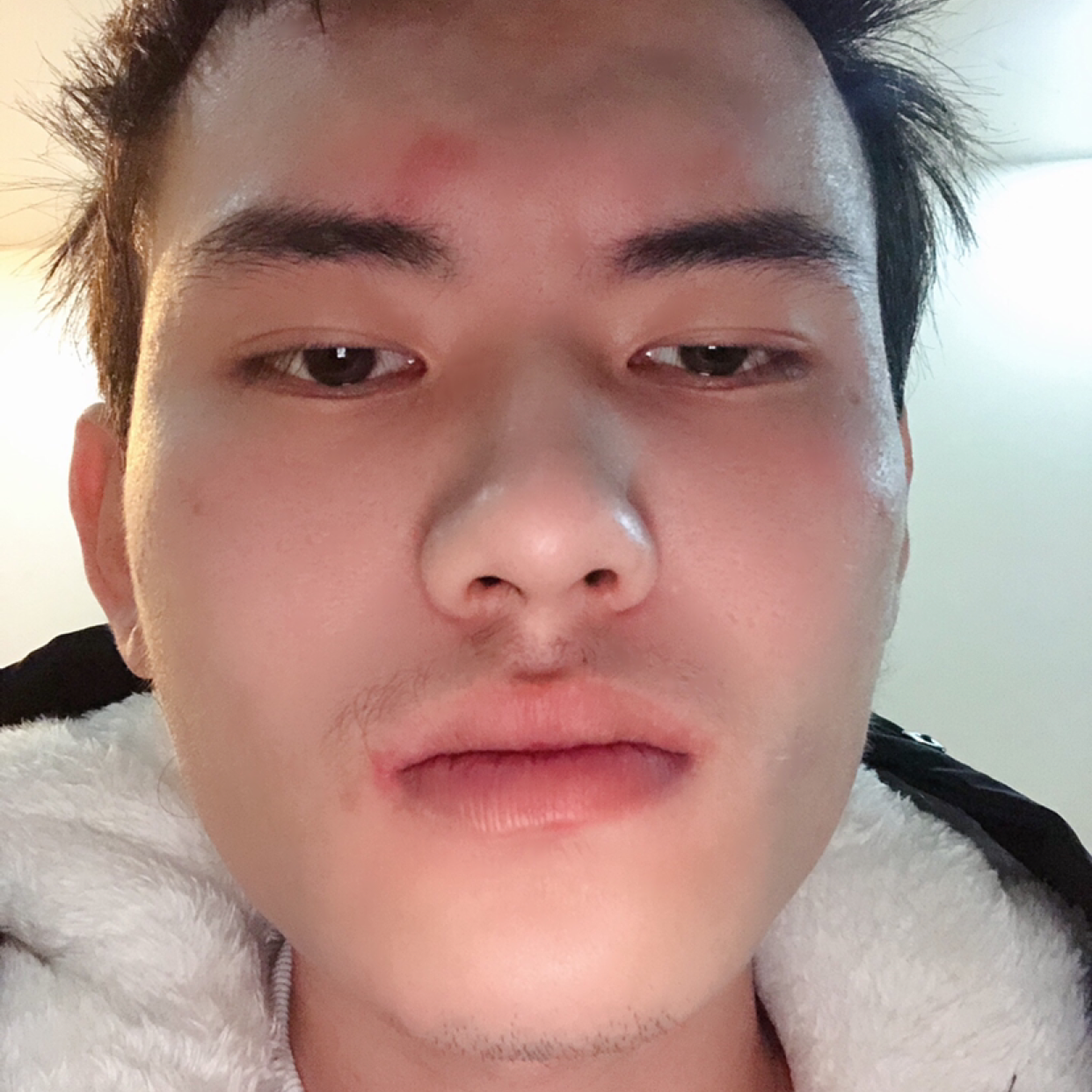 热情深拥凉面的照片