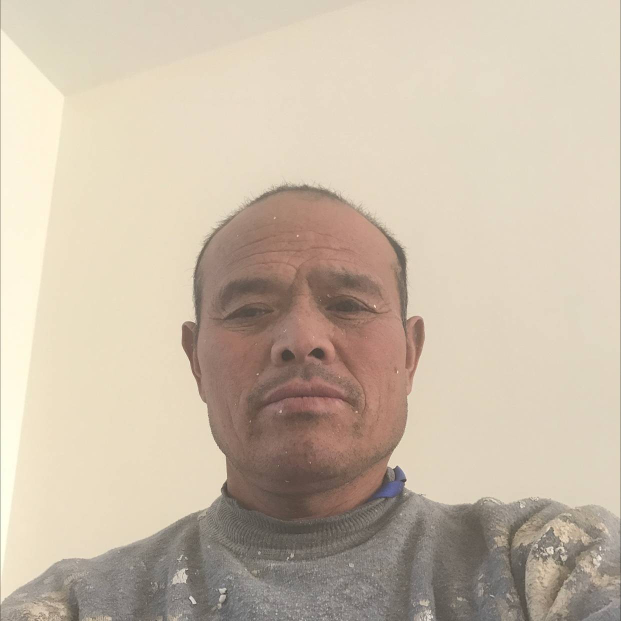 害羞笑期待的照片