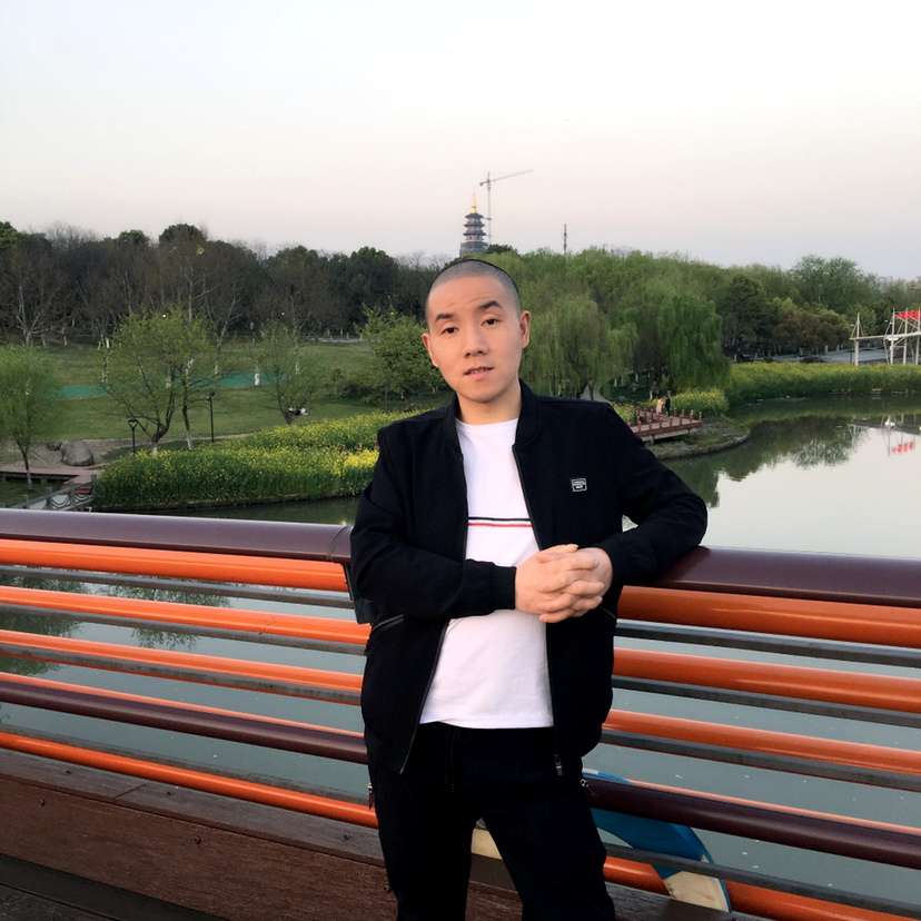 青衫深拥多情的照片