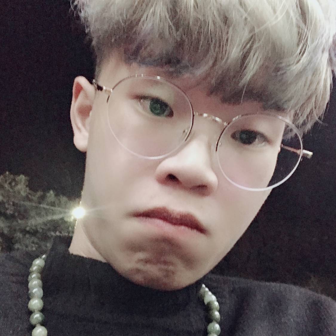 面包拿鲤鱼的照片