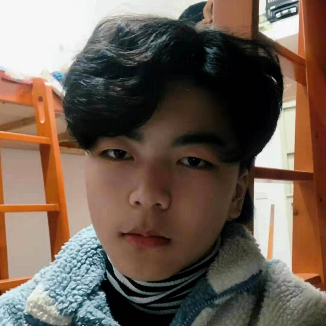 害羞的直男的照片