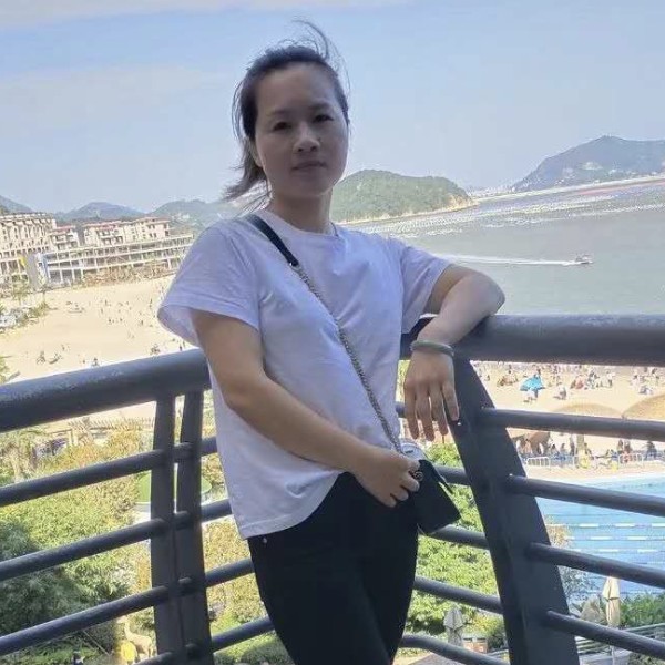 明亮爱电脑的照片