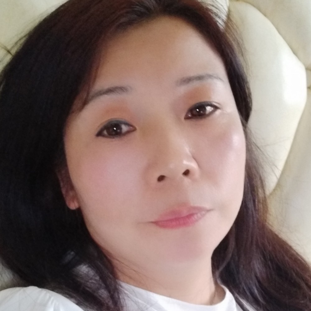 淡云飘月的照片