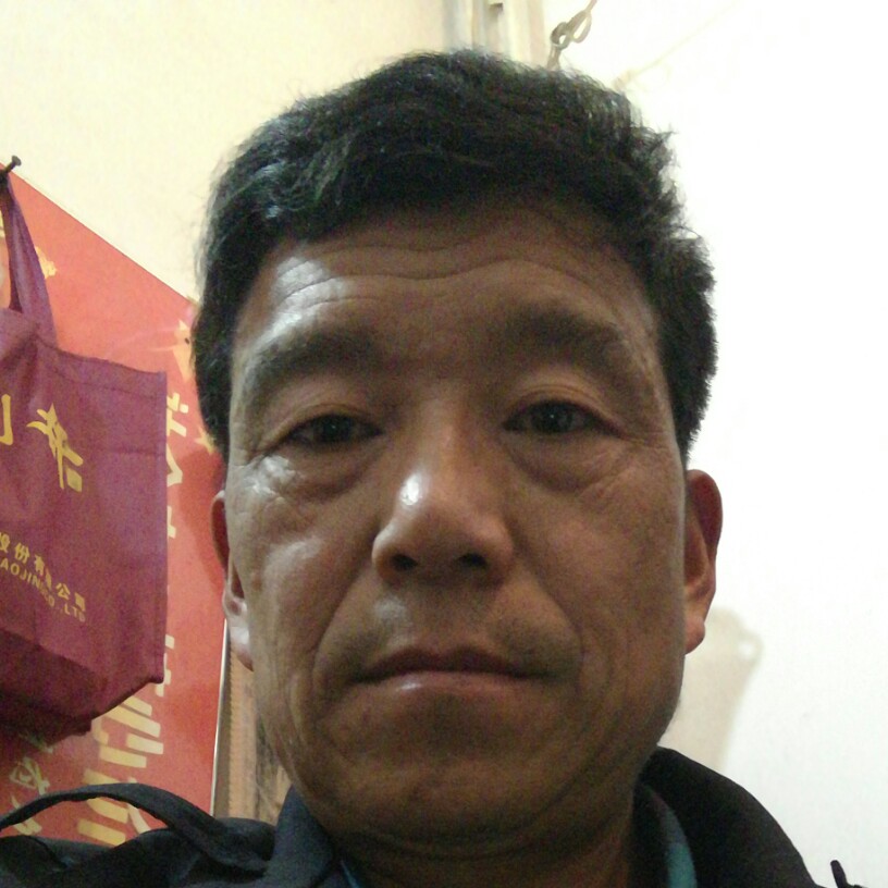 白云深拥勤恳的照片