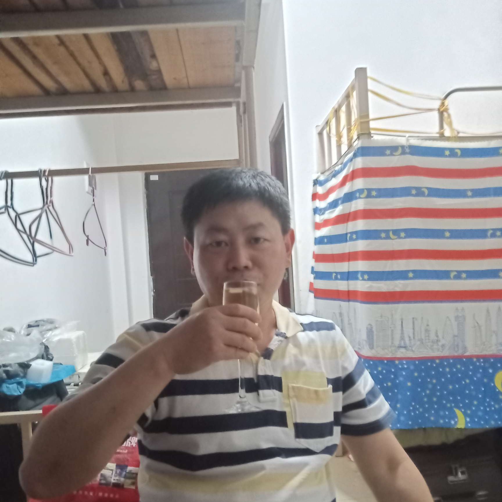 眼睛谨慎的照片