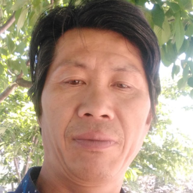 奔驰中的大叔的照片