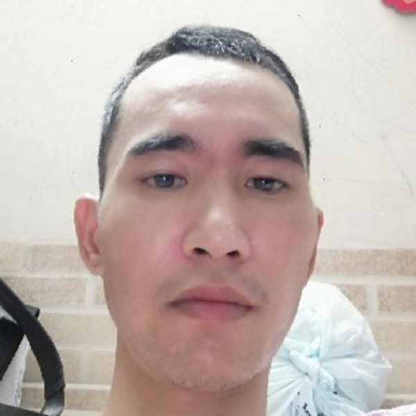 暴躁拿香烟的照片