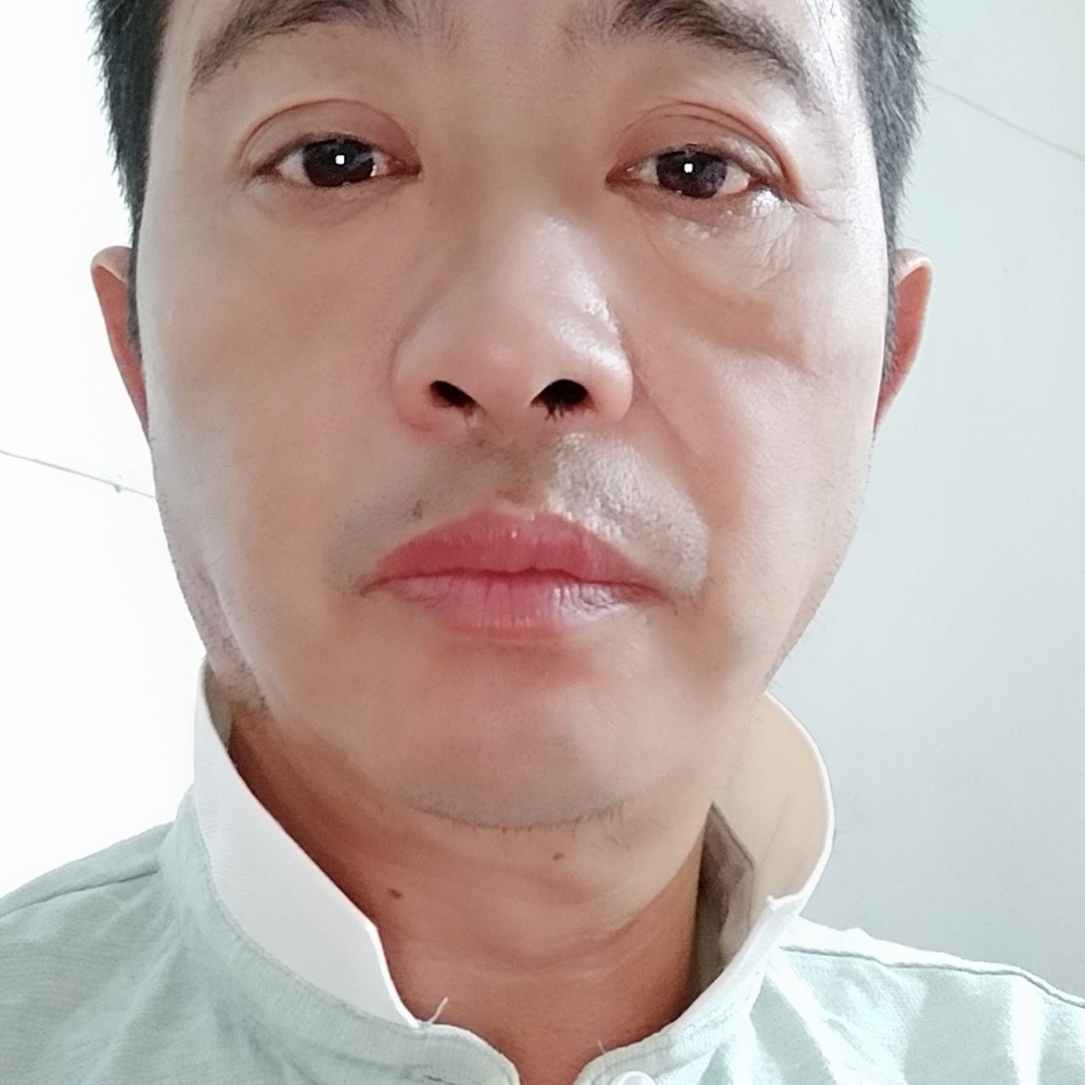 未来蹙眉痴情的照片