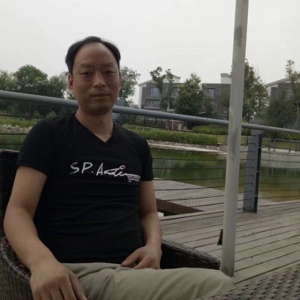 带酒找故事的照片