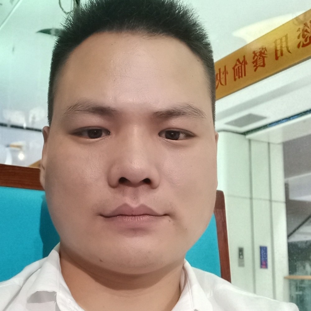 恬静深拥枕头的照片