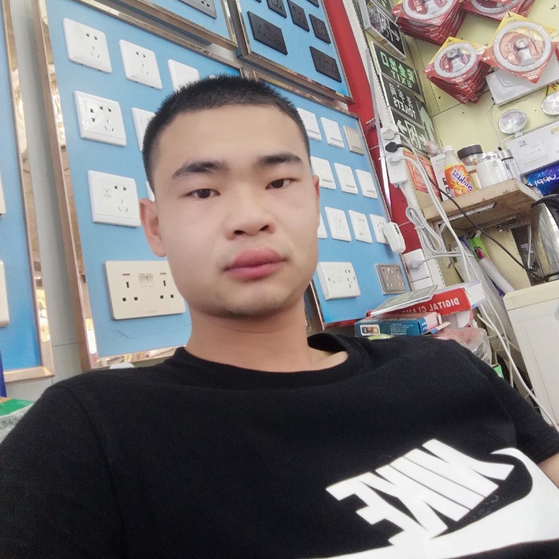 微笑挽手单身的照片