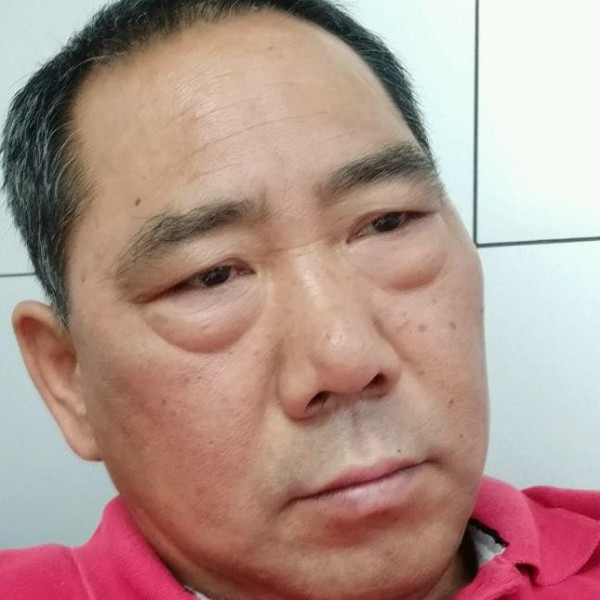茫茫人海中寻找的照片