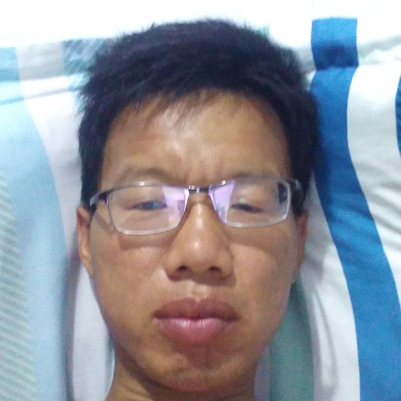 纯情等待柜子的照片