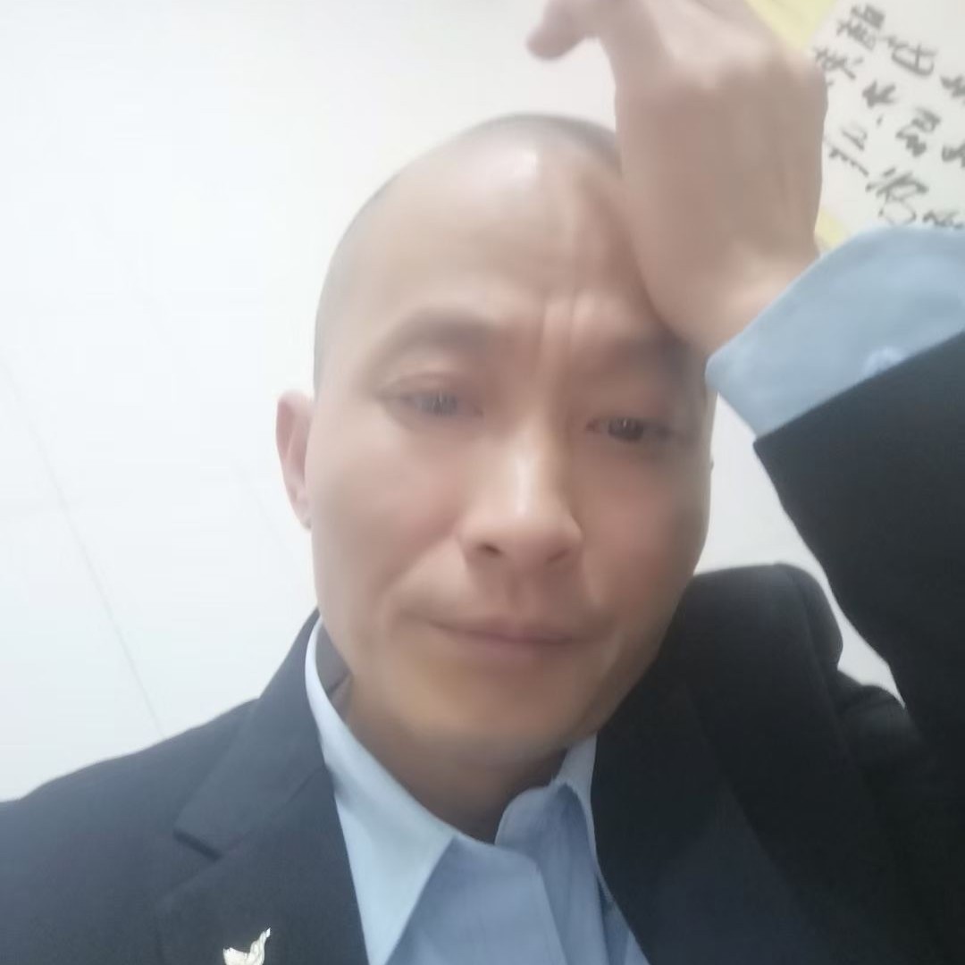 刷碗小孩的照片