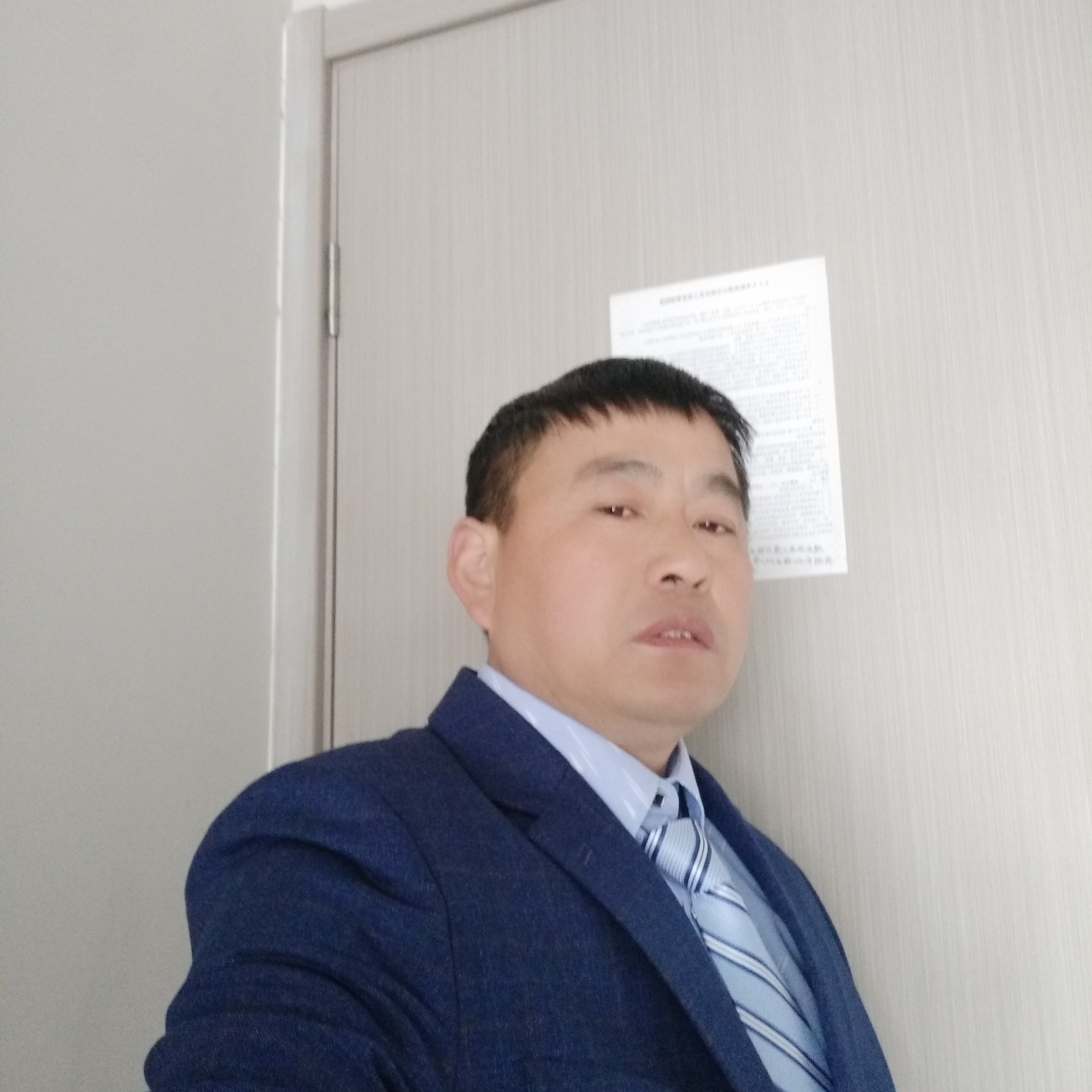 百褶裙等待单薄的照片