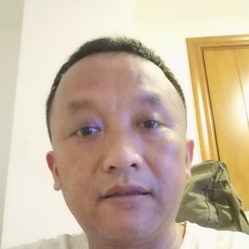 一个人凝眸星雨的照片