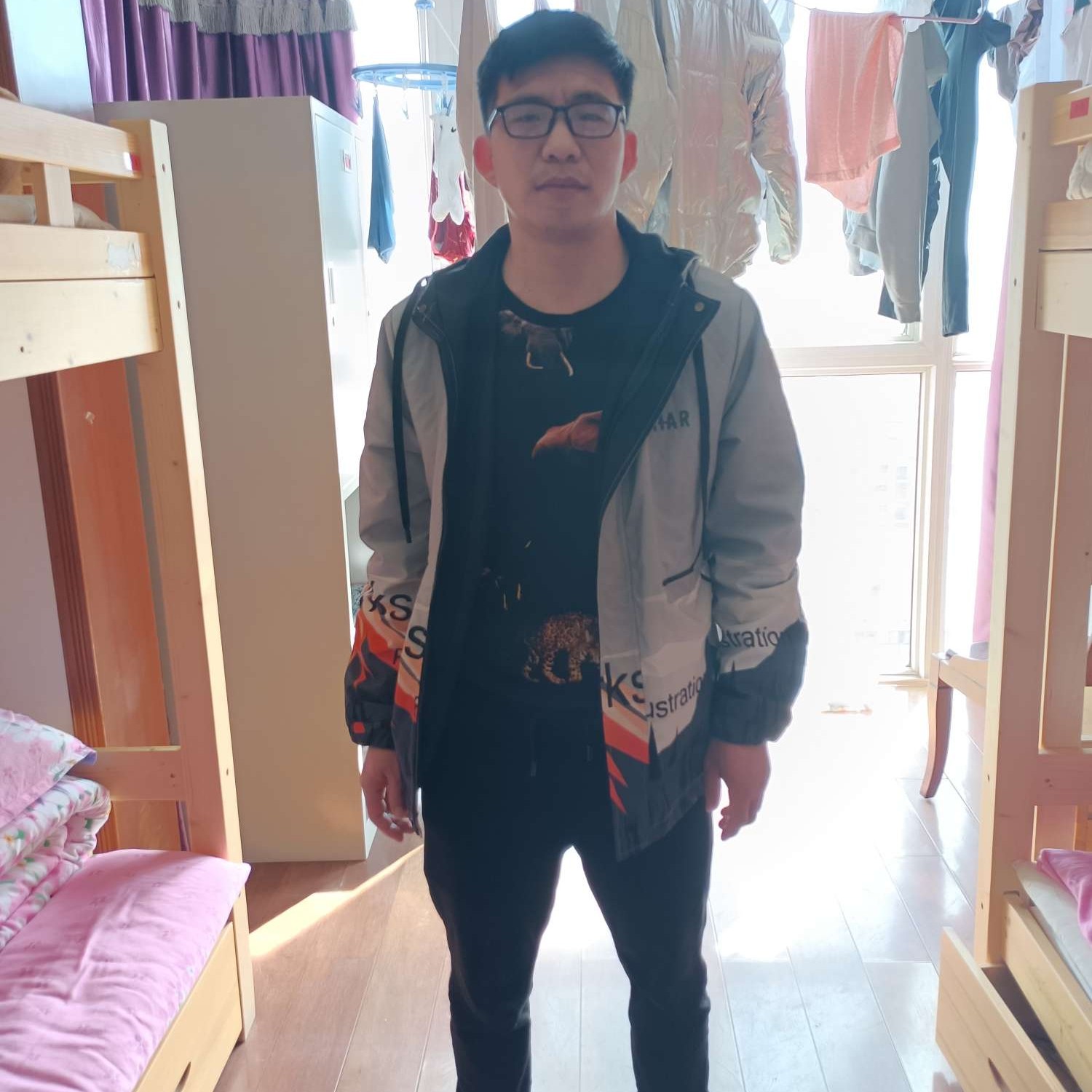帆布鞋向光亮的照片