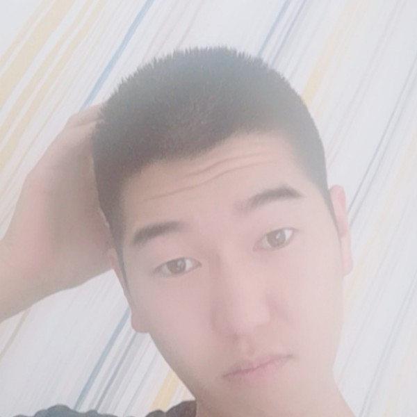 称心深拥小伙的照片
