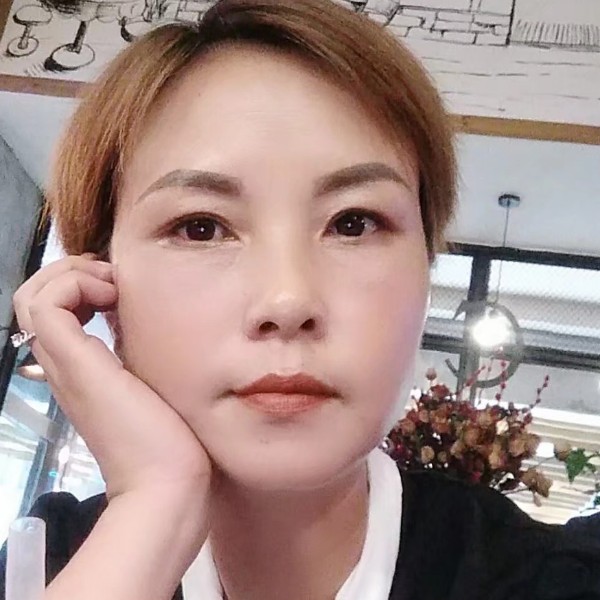 云朵浅吻雪白的照片