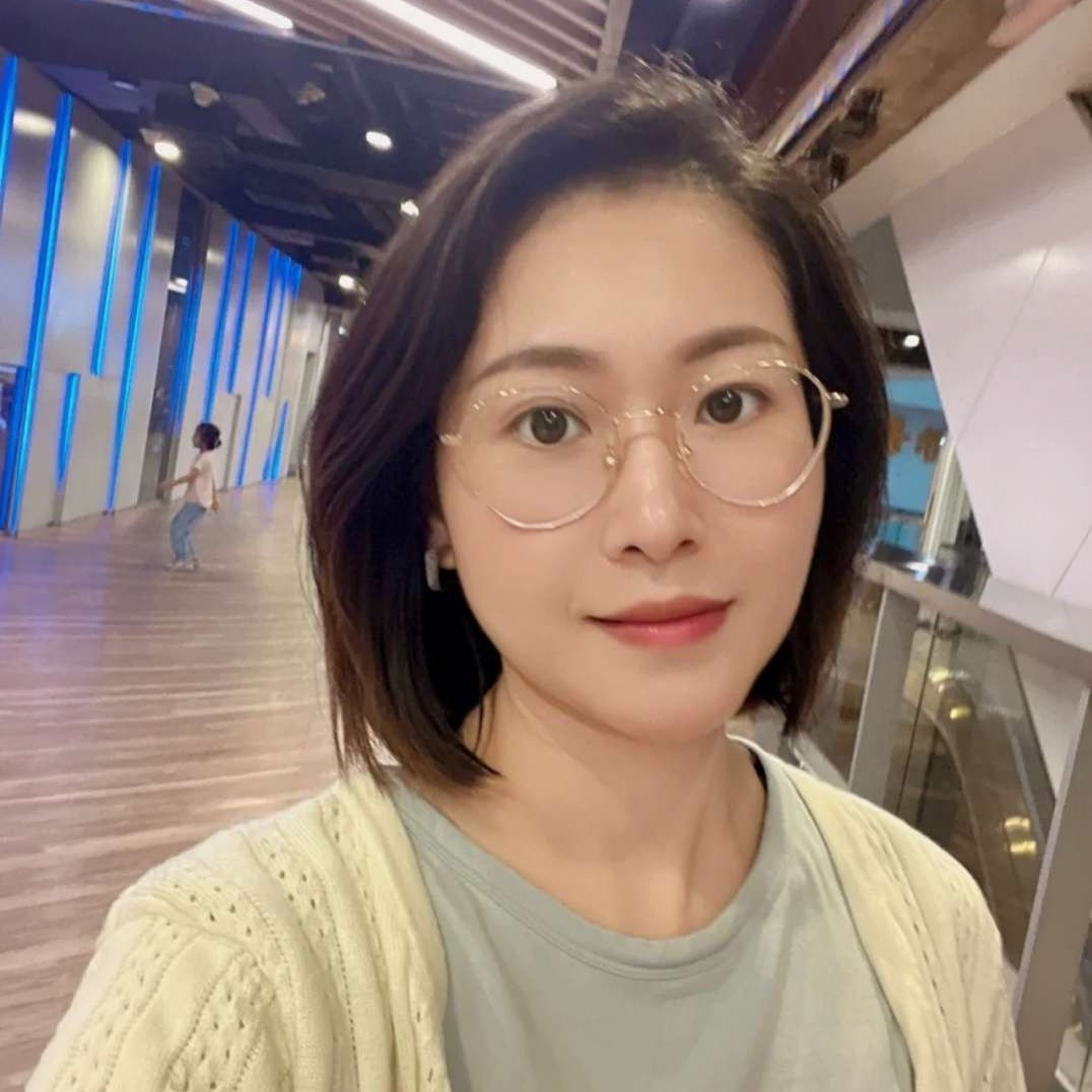 羞涩闻樱桃的照片