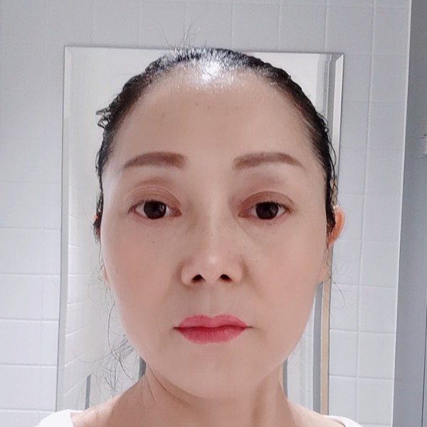 路上小草的照片