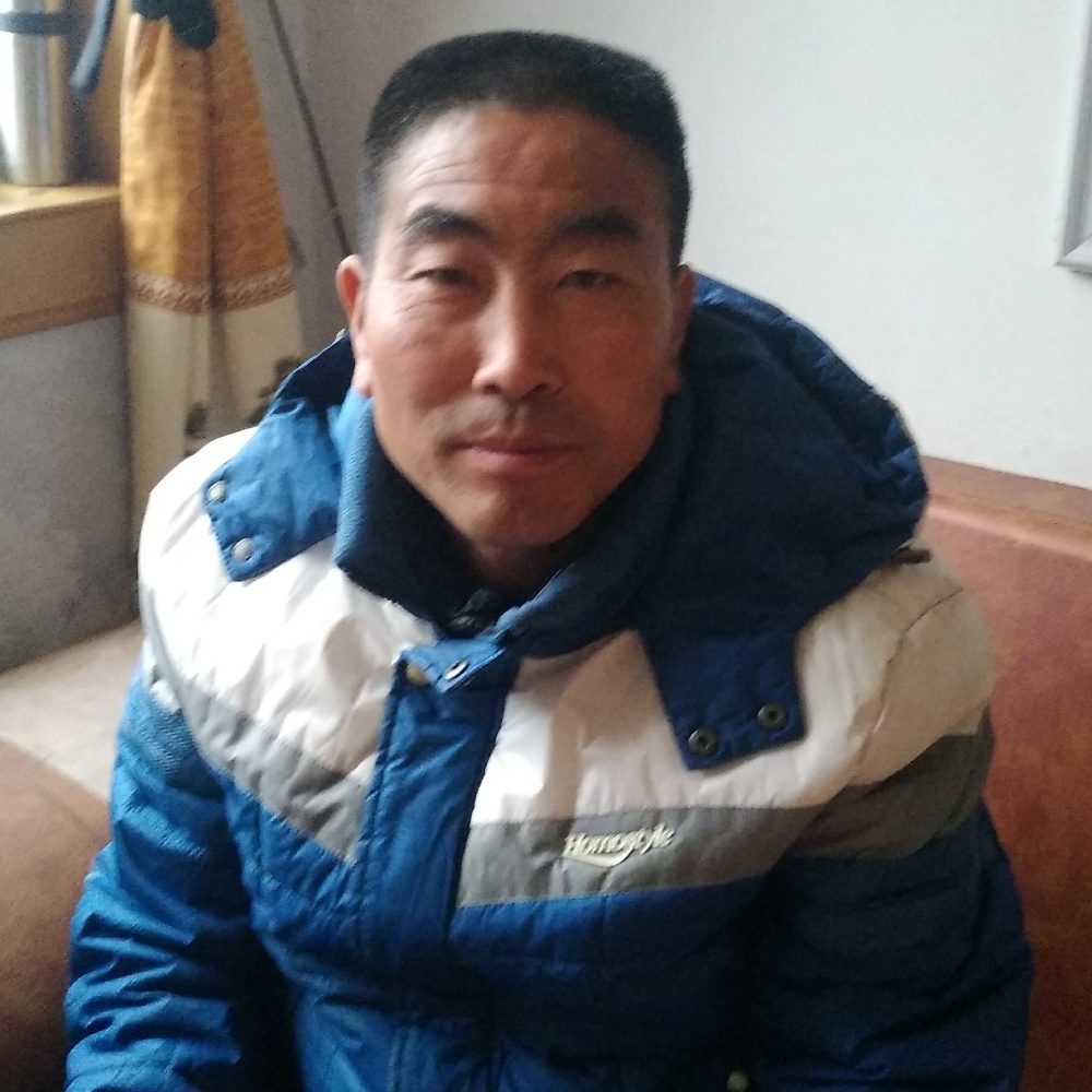 想人陪漫步草丛的照片