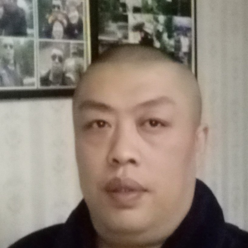 望天空吸一支烟的照片