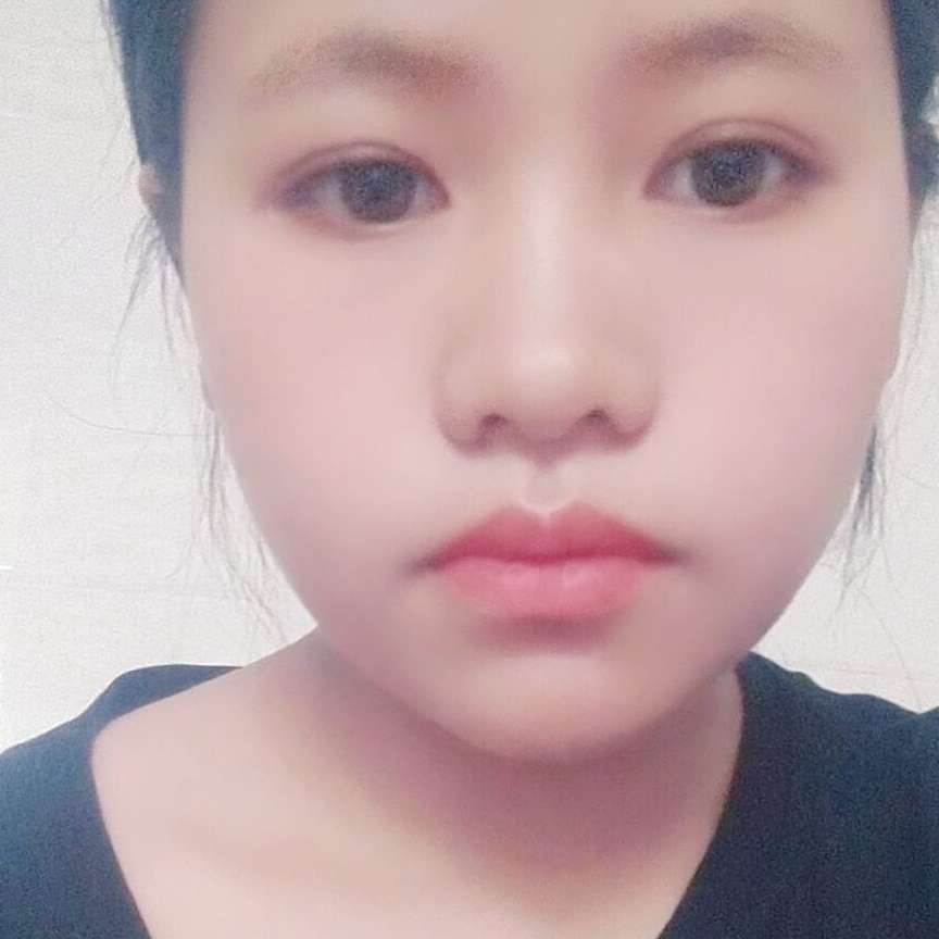 路人挽手欢喜的照片