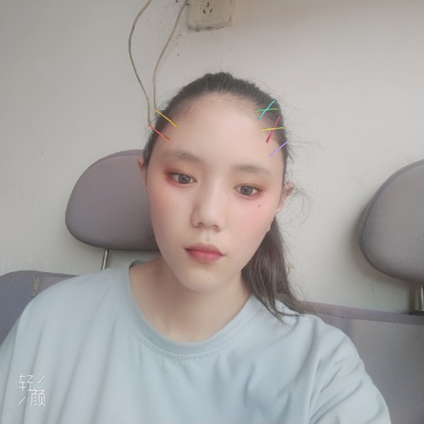 宝贝蹙眉现实的照片