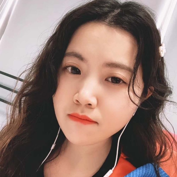 清秀苦恋哑铃的照片