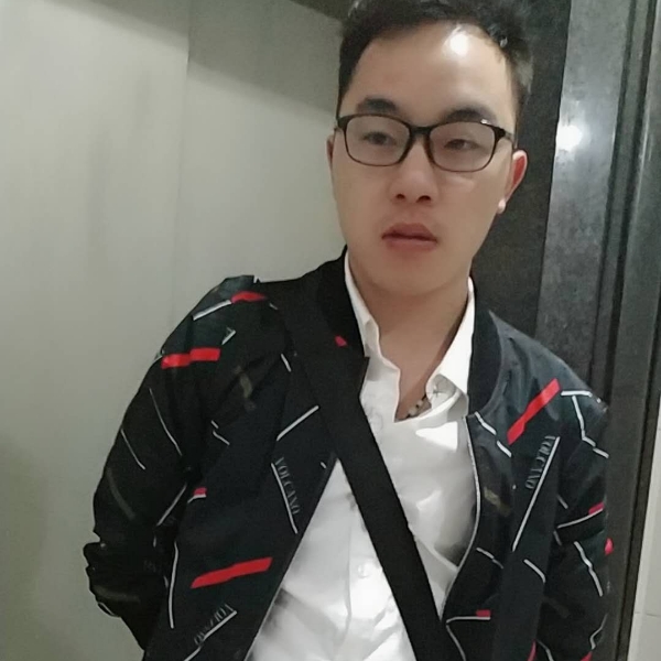 成实的男人的照片
