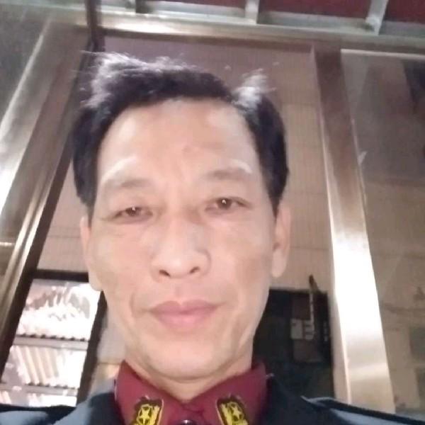 友好凝眸过客的照片