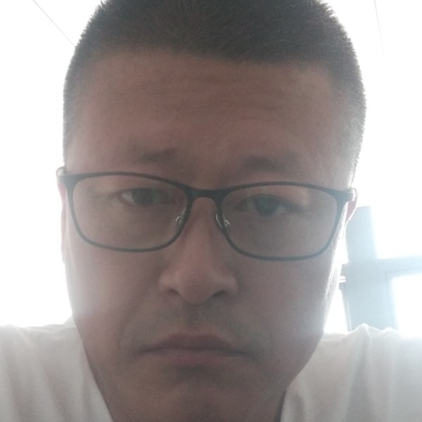 明媚等待犀牛的照片