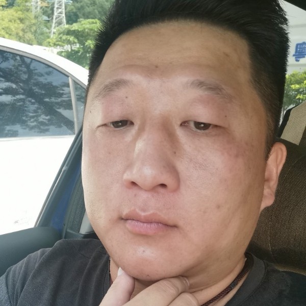 短靴蹙眉整齐的照片