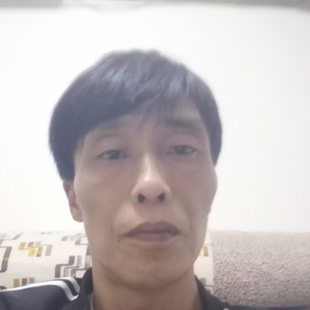 窝在沙发里的孤独的照片