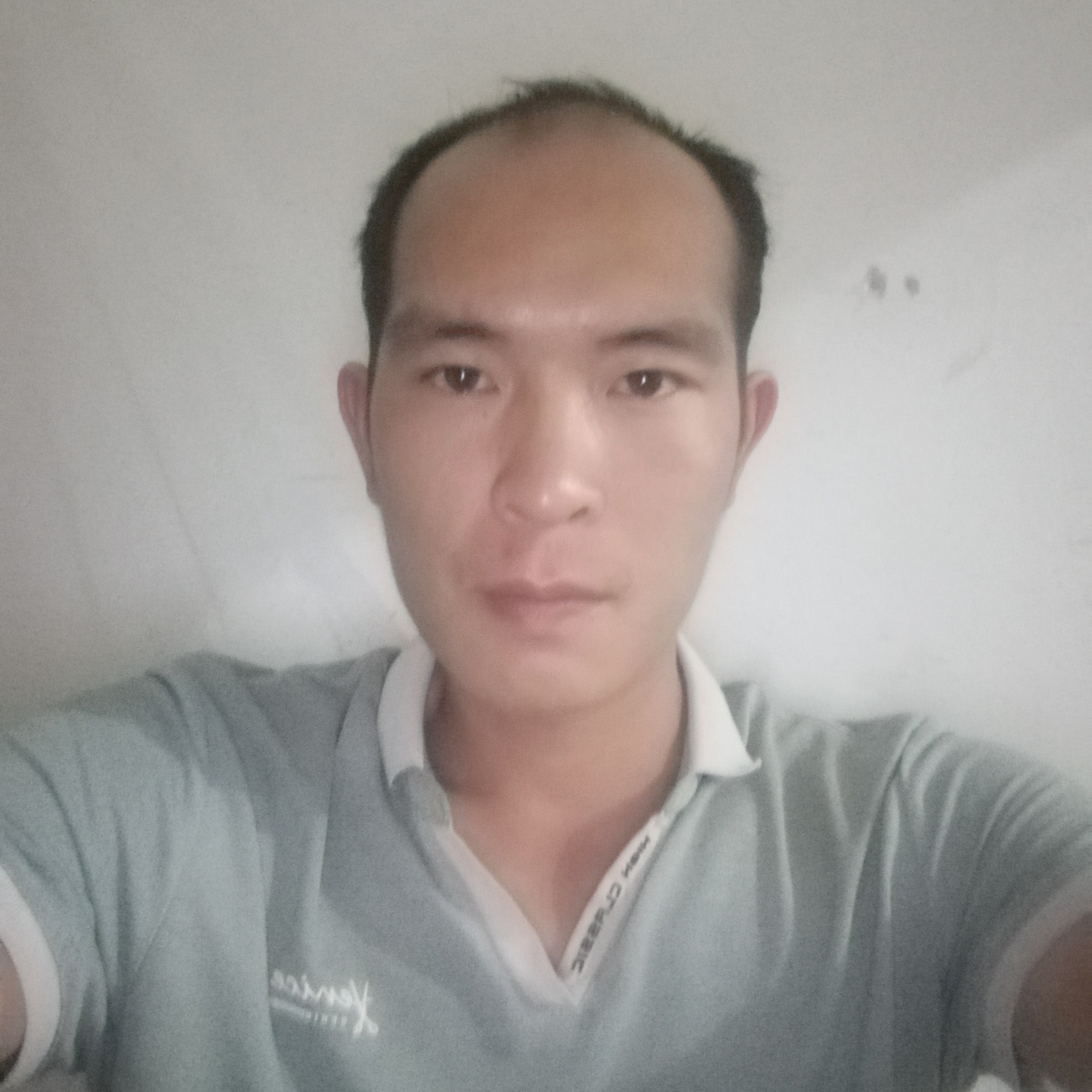 老实挽手康乃馨的照片