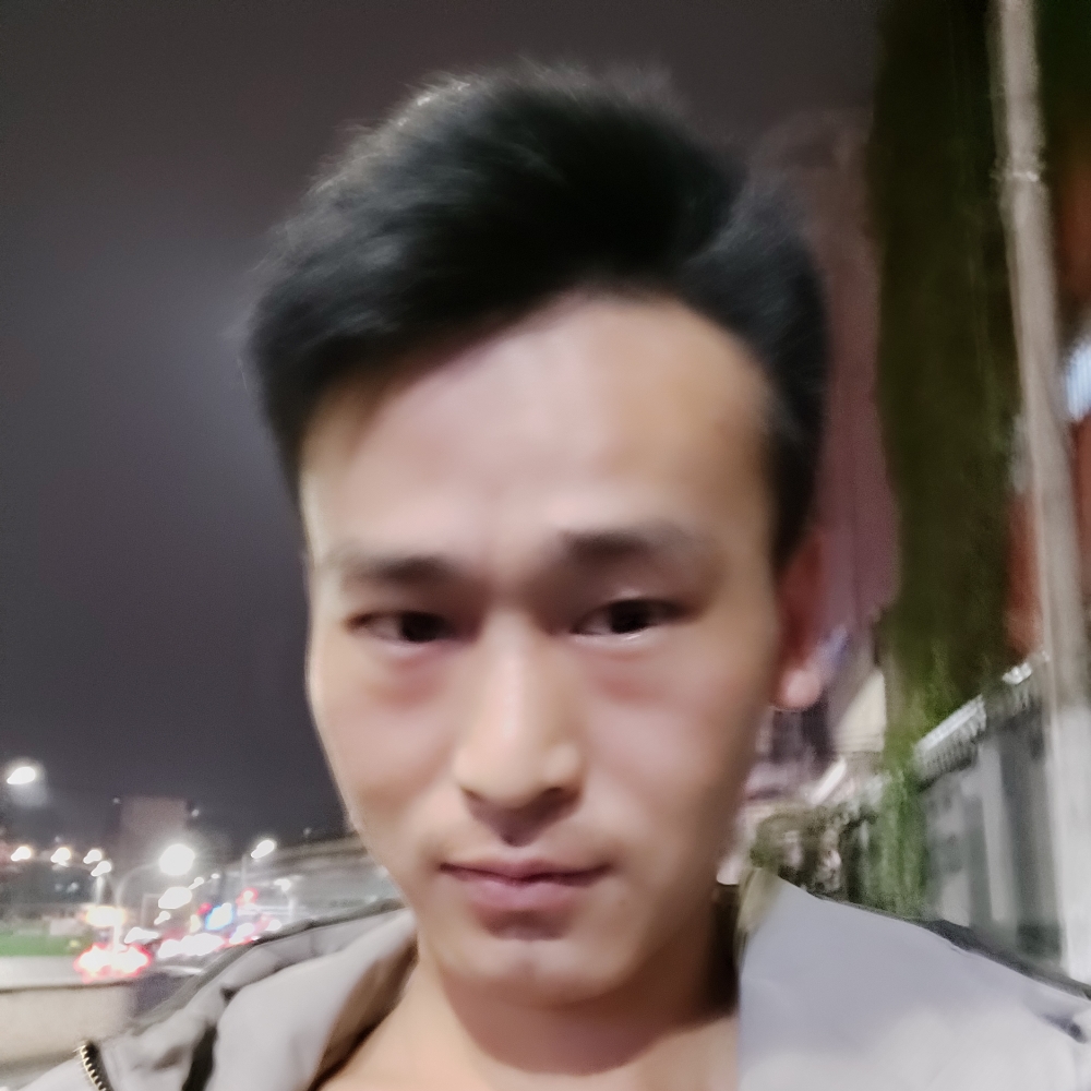 专一凝眸心锁的照片