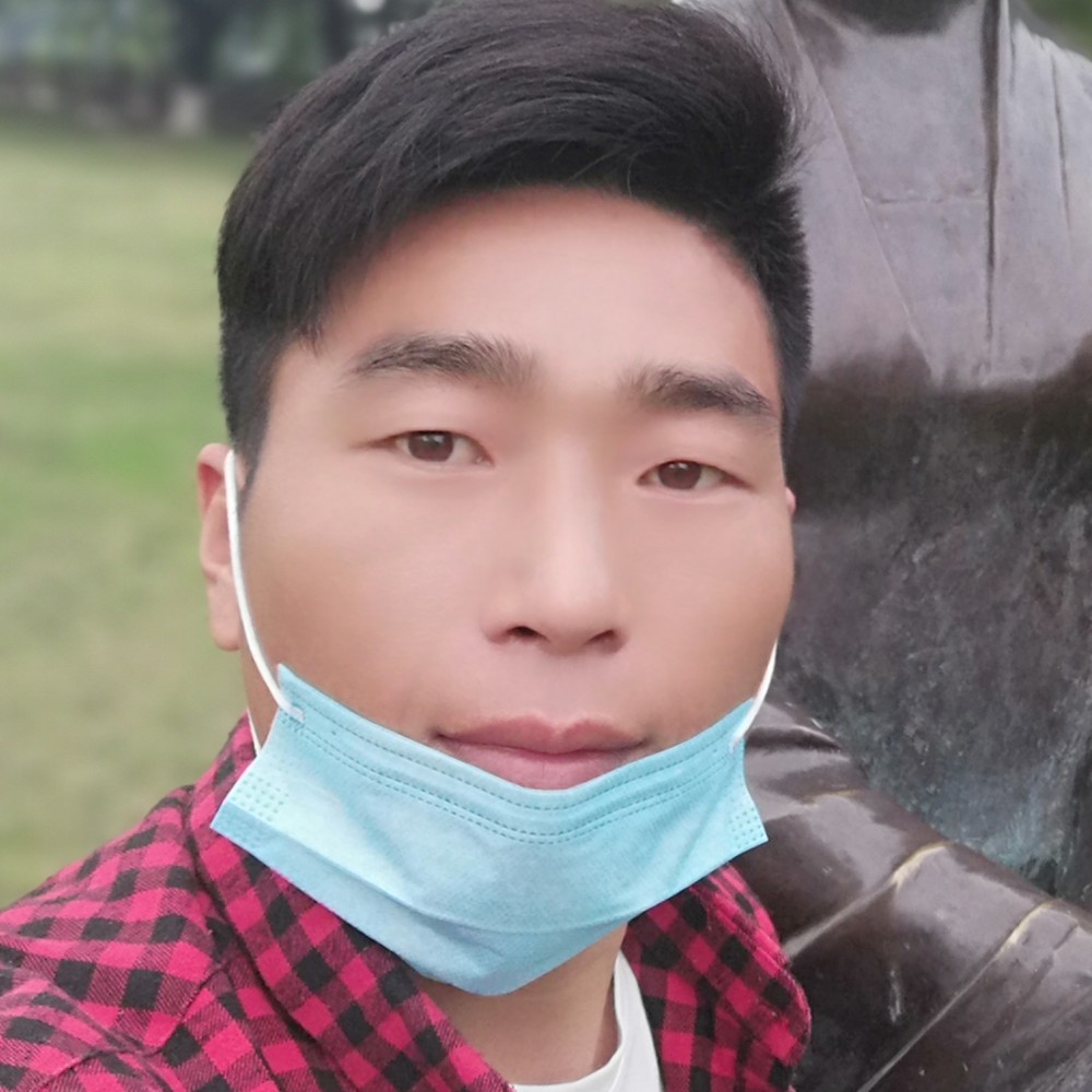 彪壮有香烟的照片